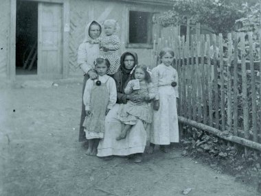 Anne ve çocuk çiftlik evi önünde