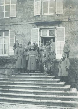 yüksek rütbeli memur ve personel binanın önünde