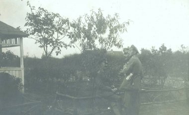 Üç Alman subayları alanlardaki görünümü