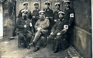 Mahkeme fotoğrafçı için poz sekiz sağlık görevlileri