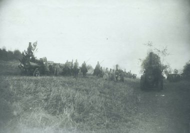 Alman Süvari birim alandaki kamufle Buhar Traktörler ile