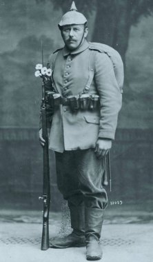 tüfek ve saldırı paketi çiçeklere ile Alman subayı