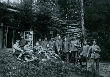 Alman askerler ormanda bina önünde kamera poz