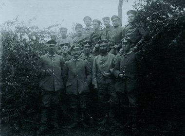 Grup Alman asker çalılar önünde poz
