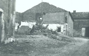 Savaştan sonra köyde ağır kabuklu evi