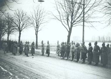 Ulan birim konuksever yüksek rütbeli memur 