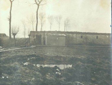 Alanlarda uzun düz evin önünde iki adam