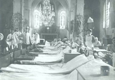 Alman sağlık görevlisi kamp personel ile Kilise ve yaralı