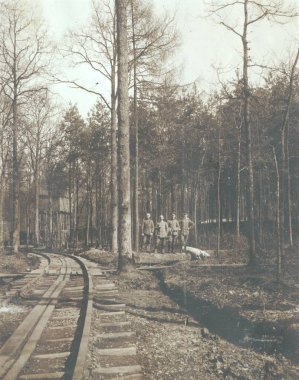 Alman askerleri poz ile orman alanı-demiryolu hattı