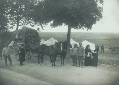 Sağlık görevlisi birim personeli ve Kızılhaç kız at çizilmiş vagon