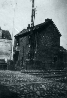 Köyde karanlık tuğla taş ev görünümünü