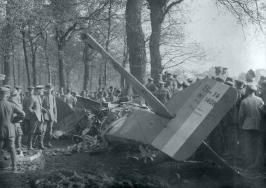 Alman askerleri Breguet 14 uçak enkazı vurmaya teftiş