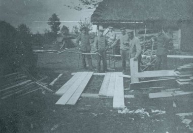 Alman askerleri avluda evin önünde duran