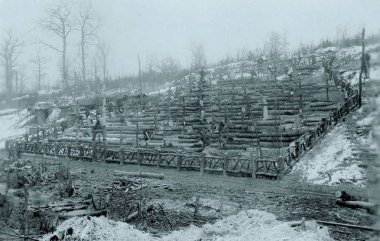 Kışın boş Alman savaş mezarlığı