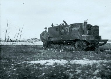 Alman askeri, yok edilen Fransız St.Chermain tank poz