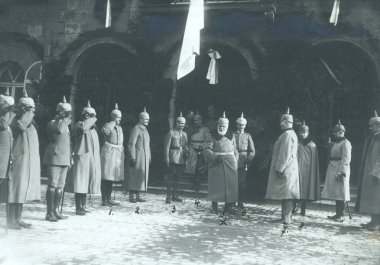 Askerler için yüksek rütbeli selamlayan