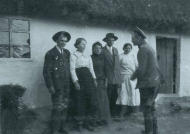 Alman asker ve çiftlik evi önünde aile ayakta parçası
