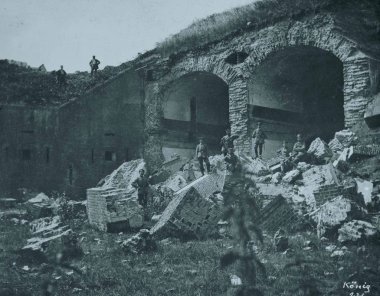Alman askerleri yakalanan casemates önünde poz