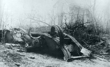İki İngiliz tankları köydeki virane