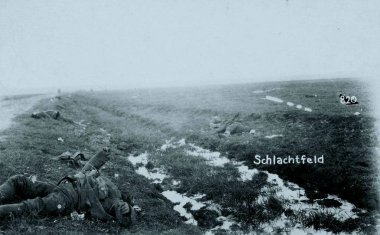 Yol yanında ölü Rus askerleri görünümünü