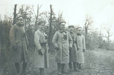 Alman subayları kameraya poz grup