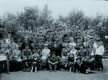 Alman askeri Kızılhaç kız kardeşler, doktorlar ve çocuklar ile poz büyük grup