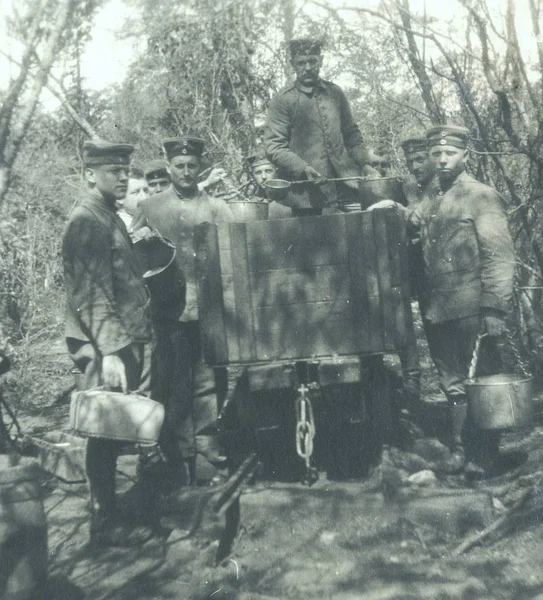 Soldados Alemanes Posando Cámara Línea Ferrocarril Campo Bosque — Foto de Stock