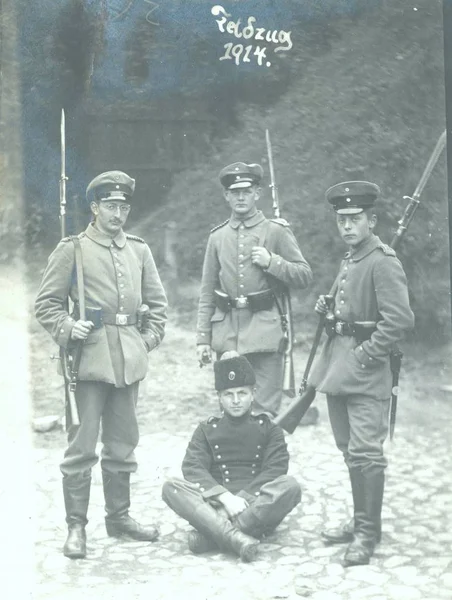 Группа Немецких Солдат Позирует Перед Камерой — стоковое фото