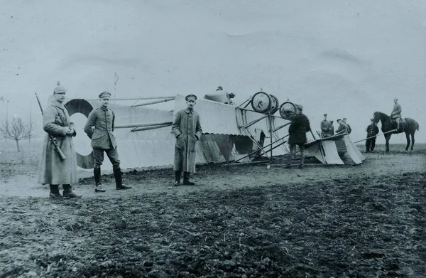 Soldati Tedeschi Fronte Abbattere Aereo Alleato Russo — Foto Stock