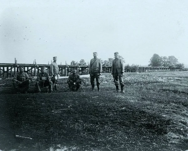 Kamera önünde tahta köprüden poz altı Alman mühendisler