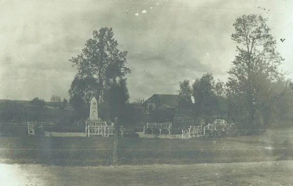 Blick Auf Den Kriegsfriedhof Nahe Gelegenen Dorf — Stockfoto