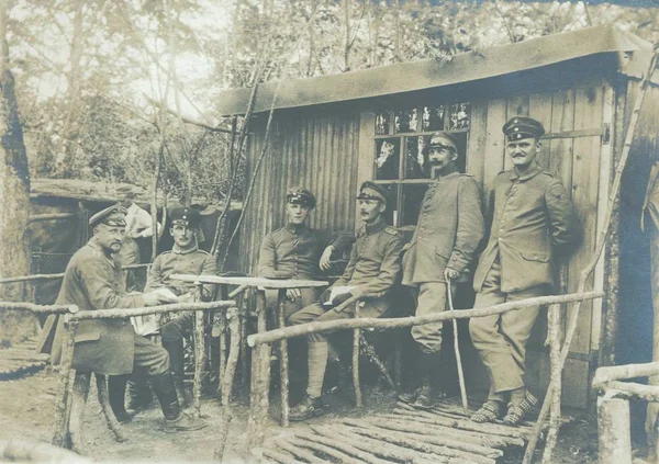 Groep Van Duitse Soldaten Rusten Voor Huis — Stockfoto