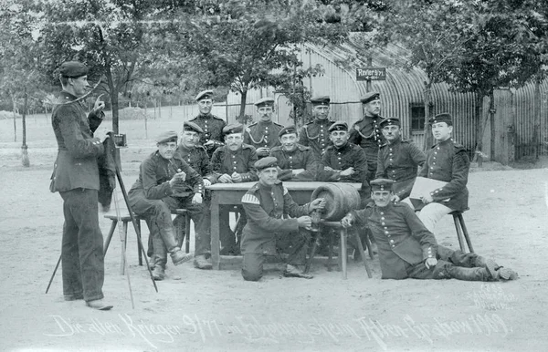 Soldats Allemands Assis Table Devant Les Casernes — Photo