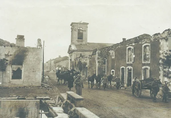 Militaire Eenheid Gaan Door Verwoeste Stad — Stockfoto