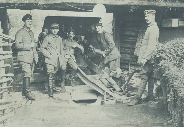 Gun Placeringen Med Fältkanon Och Besättningen Poserar Kamera — Stockfoto