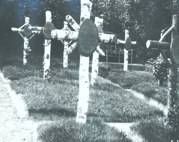 戦没者墓地で木製の十字架のビュー — ストック写真
