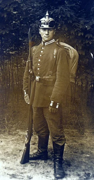 Soldado Alemão Com Pacote Assalto Rifle Posando Fora — Fotografia de Stock