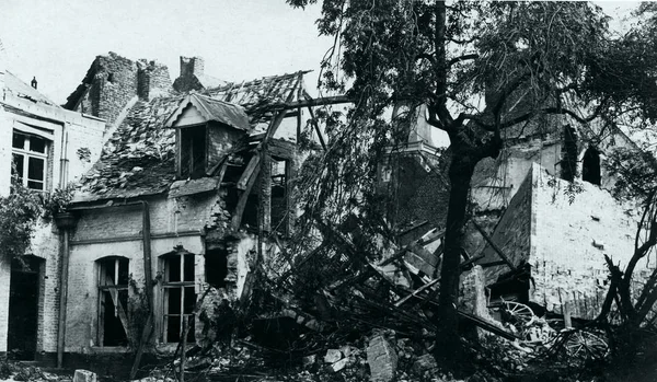 轰炸后重受损房屋的看法 — 图库照片