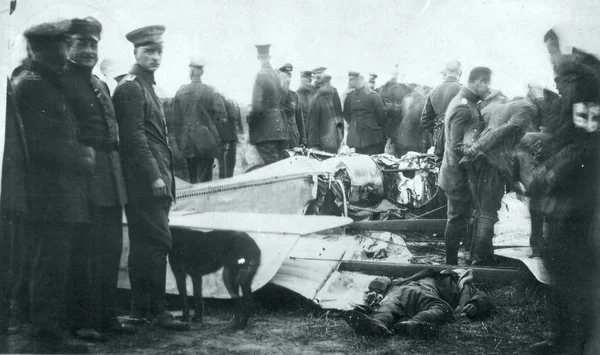 Němečtí Vojáci Inspekci Vrak Sestřeleno Letadlo Pilotem Smrti — Stock fotografie