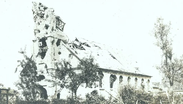 Zwaar Gepeld Kerk Dorp Met Samengevouwen Toren — Stockfoto