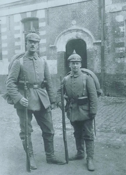 Zwei Deutsche Soldaten Vor Einem Backsteingebäude — Stockfoto