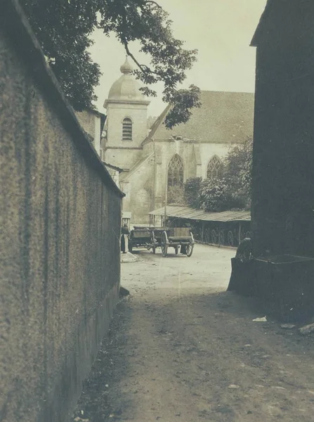 Vue Route Étroite Vers Église Avec Des Chariots Tirés Par — Photo