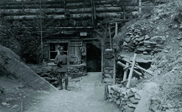 Немецкий солдат перед хорошо подготовленным убежищем
