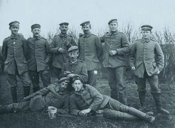 Девять Немецких Солдат Позируют Полях — стоковое фото