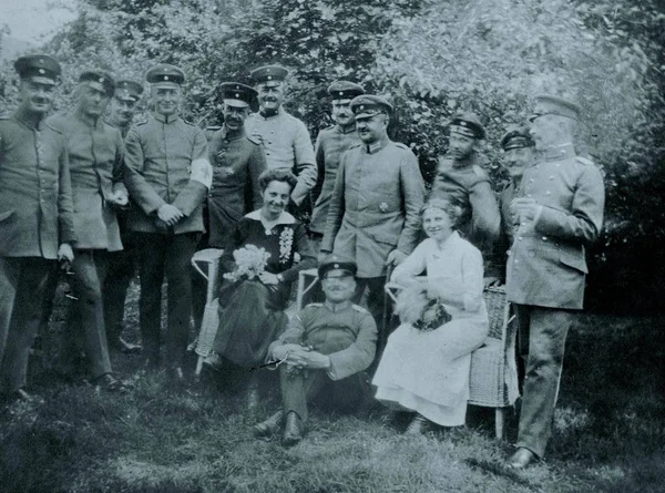 Deutsche Soldaten Und Zwei Zivile Rotkreuzfrauen Posieren Vor Der Kamera — Stockfoto