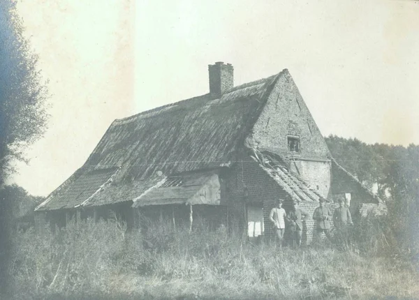 Vier Duitse Soldaten Staande Voor Kleine Boerderij Poseren Camera — Stockfoto