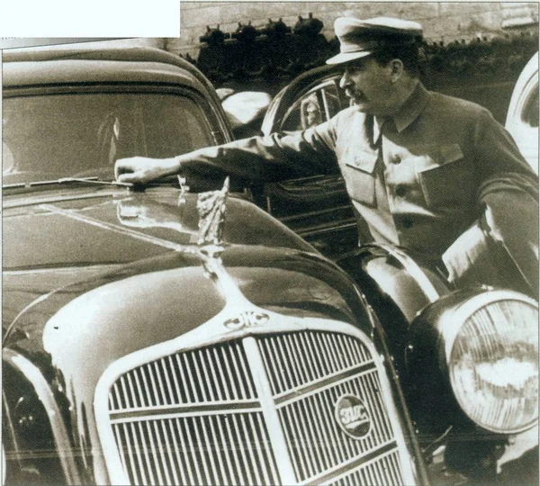 Josef Stalin görünümünü siyah arabanın yanında