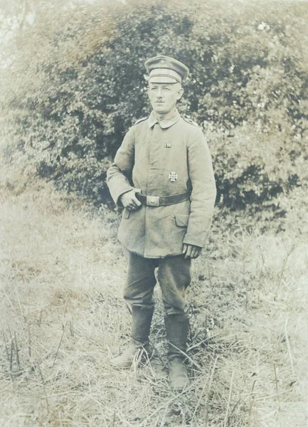 Soldado Alemão Com Cruz Ferro Posando Câmera — Fotografia de Stock