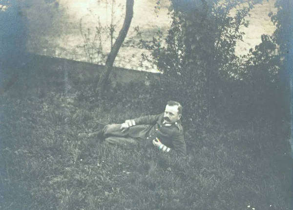 Немецкий Солдат Лежал Поле Позировал Перед Камерой — стоковое фото