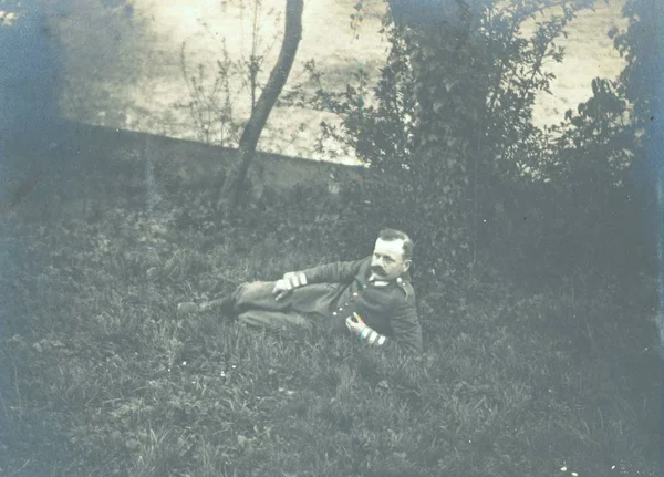 Soldado Alemão Deitado Campo Posando Para Câmera — Fotografia de Stock